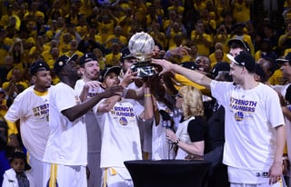 Jugadores de Golden State celebran con el trofeo de campeones tras vencer a Houston en la final de la Conferencia Oeste de la NBA. Golden State avanza a la final de la NBA