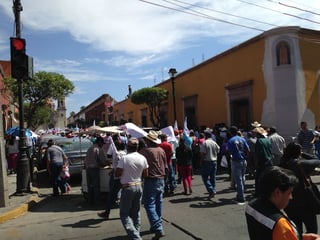 Presencia. Simpatizantes de Morena, permanecieron por un tiempo frente a las oficinas del INE.