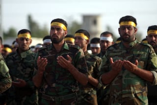 Acciones. Unos soldados iraquíes hacen oración antes de iniciar el combate contra los yihadistas.