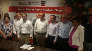 La euforia por el triunfo de los Guerreros del Santos Laguna, estuvo presente durante la reunión para anunciar la construcción de una nueva planta de la empresa Remy en Piedras Negras. (SIGLO COAHUILA)