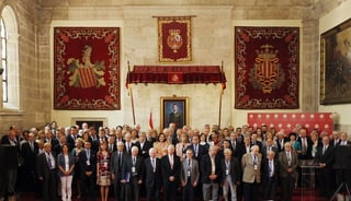 Foto de familia de los jurados de los vigesimoséptimos Premios Rey Jaime I, entre ellos veintiún premios Nobel. (EFE)