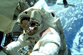 Según el estudio, varios astronautas relataron sequedad y picores en la piel tras haber regresado de misiones espaciales, lo que provocó que su piel fuese más propensa a sufrir irritaciones. (ARCHIVO)