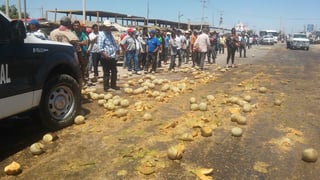Los productores amenazan incluso con bloquear la carretera si no tienen respuestas por parte de las autoridades. (El Siglo de Torreón)
