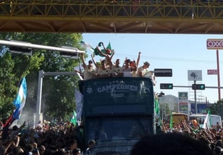 Santos Laguna se coronó monarca del Torneo Clausura 2015 tras superar con un marcador global de 5-3 a Gallos Blancos del Querétaro en La Corregidora. (El Siglo de Torreón)