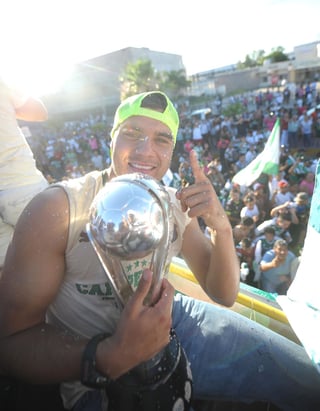 Javier 'Chuletita' Orozco lleva el trofeo que los acredita como campeones del torneo Clausura 2015. El júbilo fue el principal pasajero durante el desfile