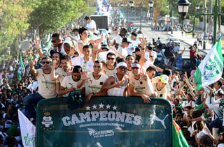 Desfile. Jugadores, cuerpo técnico y directivos santistas muestran el trofeo del Clausura 2015 y hacen referencia al quinto título del club.