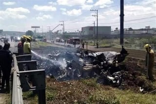 Una aeronave se estrelló en el kilómetro 200 de la autopista, por lo que la vía está cerrada en dirección a Querétaro. (TWITTER)