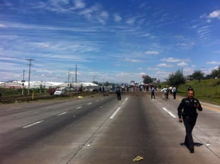 Una avioneta de la empresa Aeronaves TSM, S.A. de C.V. cae a un costado de la carretera México-Querétaro mientras realizaba pruebas. (EL UNIVERSAL) 