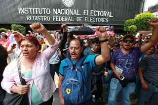 Molestia. Cientos de miembros de la CNTE se manifestaron frente a las instalacione del INE.