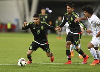 El mexicano Orbelin Pineda (i) en acción durante el partido del grupo D del Mundial de Futbol Sub-20 entre México y Uruguay. Dramática victoria de México Sub-20 