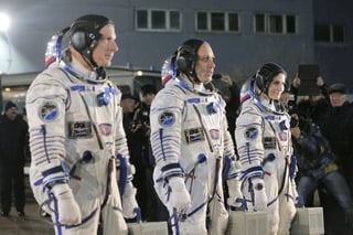 El ruso Antón Shkaplerov, la italiana Samantha Cristoforetti y el estadounidense Terry Virts tenían que volver el pasado 14 de mayo, pero su misión fue prorrogada tras el lanzamiento fallido del carguero espacial Progress M-27M. (ARCHIVO)