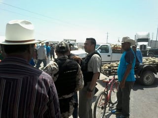 Al lugar llegaron elementos de la Policía Municipal, Estatal y del GATE para convencerlos de levantar el bloqueo. (El Siglo de Torreón)
