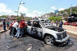 El Movimiento Popular Guerrerense y priistas se acusaron mutuamente de querer 'reventar' la elección, tras la quema de un vehículo en Tlapa. (TWITTER)
