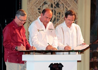 Un éxito. Ayer se realizó la firma del convenio entre el gobierno de Coahuila y la Fundación Azteca, de la orquesta infantil.