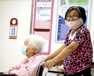 Alerta. Una mujer empuja una silla de ruedas en un hospital de Taiwán, donde se ha desatado alerta por el virus MERS.