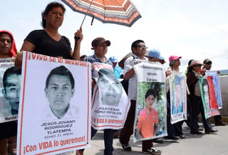 Unidos. Maestros y familiares de los 43 desaparecidos marcharon juntos; piden justicia y abrogar la Reforma Educativa.