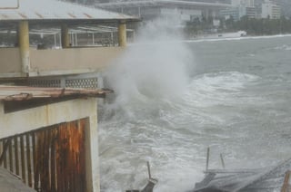 Fuerza. Fuertes vientos y un mar sin calma se sintieron en las costas de Guerrero, que viven momentos críticos.