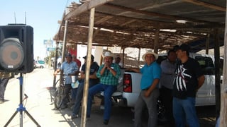 Hoy por la mañana se apostó en el lugar conocido como las meloneras para organizar a los productores a fin de estabilizar el precio. (El Siglo de Torreón)