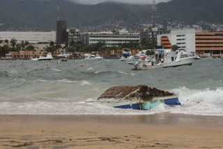 Riesgos. Las costas del Pacífico mexicano continúan sufriendo los estragos provocados por 'Carlos', que amenaza con más fuerza.