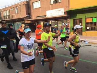 Atletas de todos los estados del país tomaron parte en la competencia celebrada en Saltillo, Coahuila, dentro del medio maratón. (Especial)