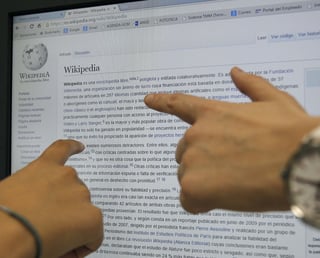 Wikipedia, que cuenta con más de 25 millones de usuarios registrados, de los que más de 73,000 son editores activos, utiliza la tecnología wiki, que facilita la edición de contenidos y el almacenamiento del historial de cambios de la página. (Archivo)
