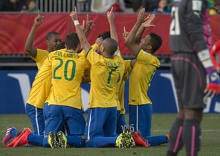 Los seleccionados brasileños festejan uno de los cinco goles que consiguieron en la semifinal contra la selección de Senegal. Brasil Vs. Serbia, la final del Sub-20