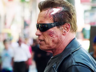 Arnold se caracterizó a la perfección como lo hizo en sus películas. (YOUTUBE)