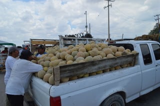 Revendedores y productores de melón en Matamoros, detallaron que hasta las 13:00 horas se habían superado ya los dos pesos con cincuenta centavos.