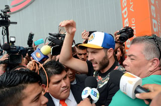 El francés André-Pierre Gignac, contratado por Tigres de la UANL, llegó al Aeropuerto Internacional de Monterrey, en medio de tumultos. (Notimex)