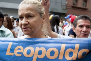 Decenas de opositores venezolanos, acompañados por simpatizantes e integrantes del partido opositor Voluntad Popular (VP), del que es líder López, acudieron a la manifestación. (ARCHIVO)