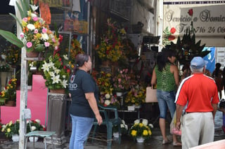 Oportunidad. Floristas han mantenido sus precios para obtener ganancias con los festejos del Día del Padre en Torreón.