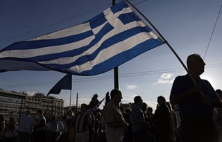El plan, que es analizado por los gobernantes de los países de la zona del euro en una cumbre excepcional en Bruselas, permitiría a Grecia ahorrar el equivalente a 1.51 por ciento del Producto Interior Bruto (PIB) este año y 2.87 por ciento en 2016. (EFE)