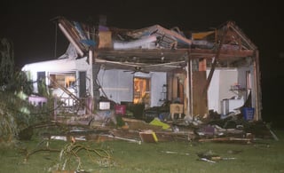 Al menos siete personas resultaron lesionadas a causa del clima extremo, que derivó en varios tornados, casas dañadas y árboles derribados. (AP)