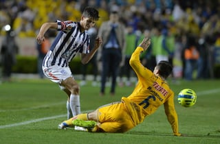 El jugador Jorge Torres (abajo) de Tigres disputa el balón con Jürgen Damm (i) en el Torneo Clausura 2015. Se tambalea contratación de Damm