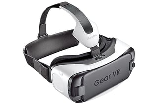 Inmersivos.- Gear VR Innovator Edition es un visor de realidad virtual que muestra contenidos inmersivos de 360 grados, así como juegos precargados en teléfonos inteligentes.