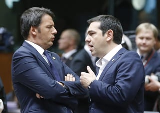 El primer ministro griego, Alexis Tsipras, conversa con su homólogo italiano Matteo Renzi, durante la cumbre de jefes de Estado y de Gobierno de la Unión Europea que se celebra en Bruselas. (EFE)