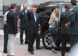 'Me siento muy bien', afirmó Peña Nieto a su salida del hospital. (Notimex)