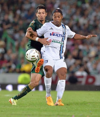 Ronaldinho disputa el balón con Jesús Molina en la final de ida. (EFE)