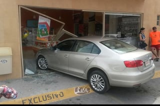 Se detiene. El automóvil terminó en el interior del local de  venta de pasteles, ninguna persona resultó lesionada.