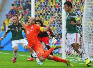 El polémico momento en que Robben cayó en el área mexicana. (Archivo)
