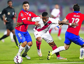 El delantero peruano Jefferson Farfán (c) lucha por el balón con el centrocampista chileno Pizarro Cortés (i) y el defensa José Rojas. Pese a eliminación, Perú deja una buena sensación