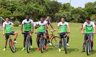 Los jugadores del primer equipo del Santos Laguna se transportan en bicicleta dentro del hotel de concentración en Playa del Carmen. (Club Santos)