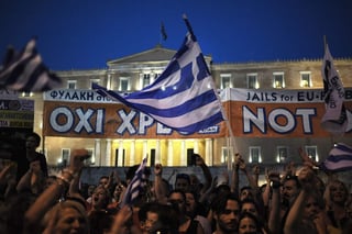  Por el ‘no’. Miles de manifestantes tomaron ayer la plaza Syntagma frente al edificio del parlamento en Atenas, Grecia, para pronunciarse contra el paquete de reformas propuestas por los acreedores. El domingo próximo será el referéndum.