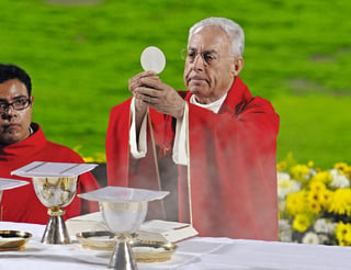 Festejo. El obispo de Torreón, José Guadalupe Galván durante la celebración eucarística. (Ramón Sotomayor)