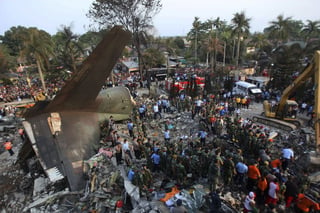Las autoridades indonesias no creen que ningún ocupante haya sobrevivido al accidente, aunque de momento solo se han recuperado 49 cadáveres. (EFE)
