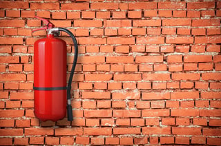 Es un aparato para extinguir incendios, que por lo común arroja sobre el fuego un chorro de agua o de una mezcla que dificulta la combustión. (ARCHIVO)