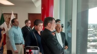El alcalde ofreció un recorrido al obispo y sus acompañantes por la presidencia municipal. (El Siglo de Torreón)