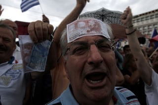 Deuda.  Manifestantes apoyan el 'Sí' en el referendo que se realizará en Grecia.