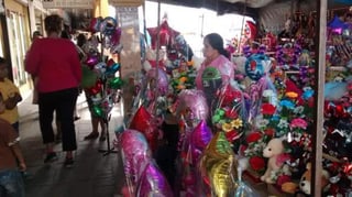 En cada fecha especial, los comerciantes se dedican a promover arreglos y regalos entre la comunidad. (El Siglo de Torreón)