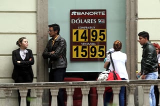 Aspecto de la cotización del dólar ante el peso en algunas casas de Bolsa y bancos de la ciudad de México, este miércoles. (EL UNIVERSAL)